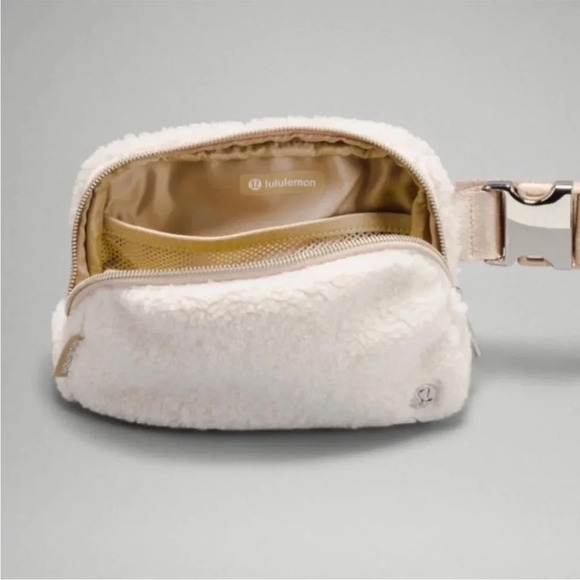 NWT Lululemon Everywhere Belt Bag Sherpa Fuzzy Ivory Sold Out - Picture 5 of 7